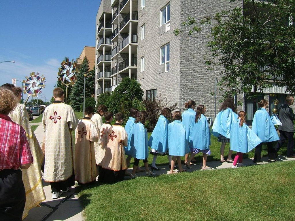 Alter Servers and Children of Mary entering the church